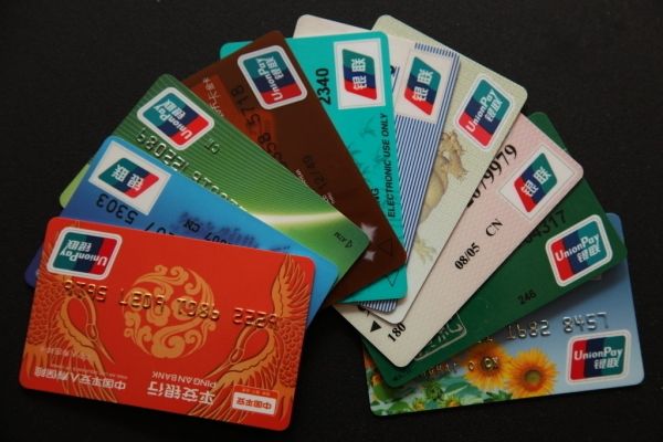 信用卡最低還款和分期還款，哪一個(gè)更劃算？